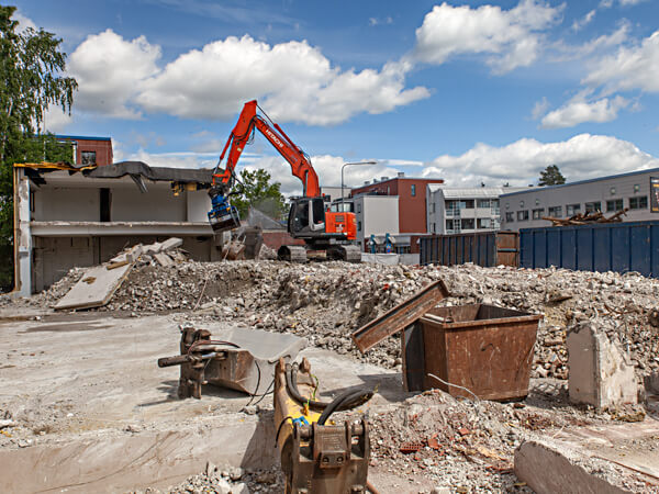 Liikerakennuksen purkuty&ouml;